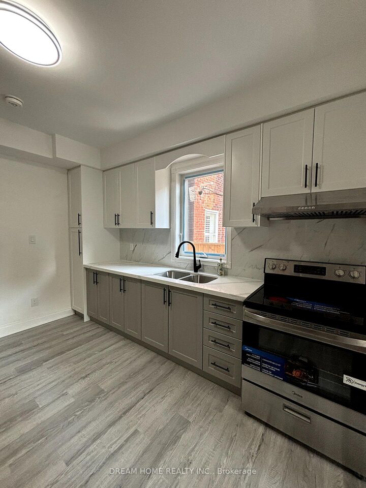 Property Photo:  262 Clinton Street 202  ON M6G 2Y6 