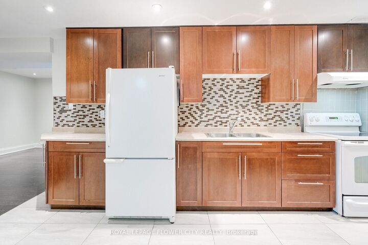 Property Photo:  5674 Whitehorn Avenue E  ON L5V 2A9 