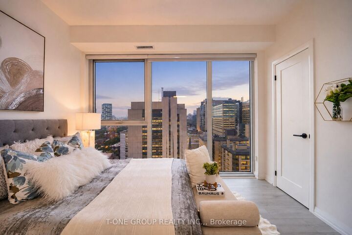 Property Photo:  280 Dundas Street W 1803  ON M5T 0E3 