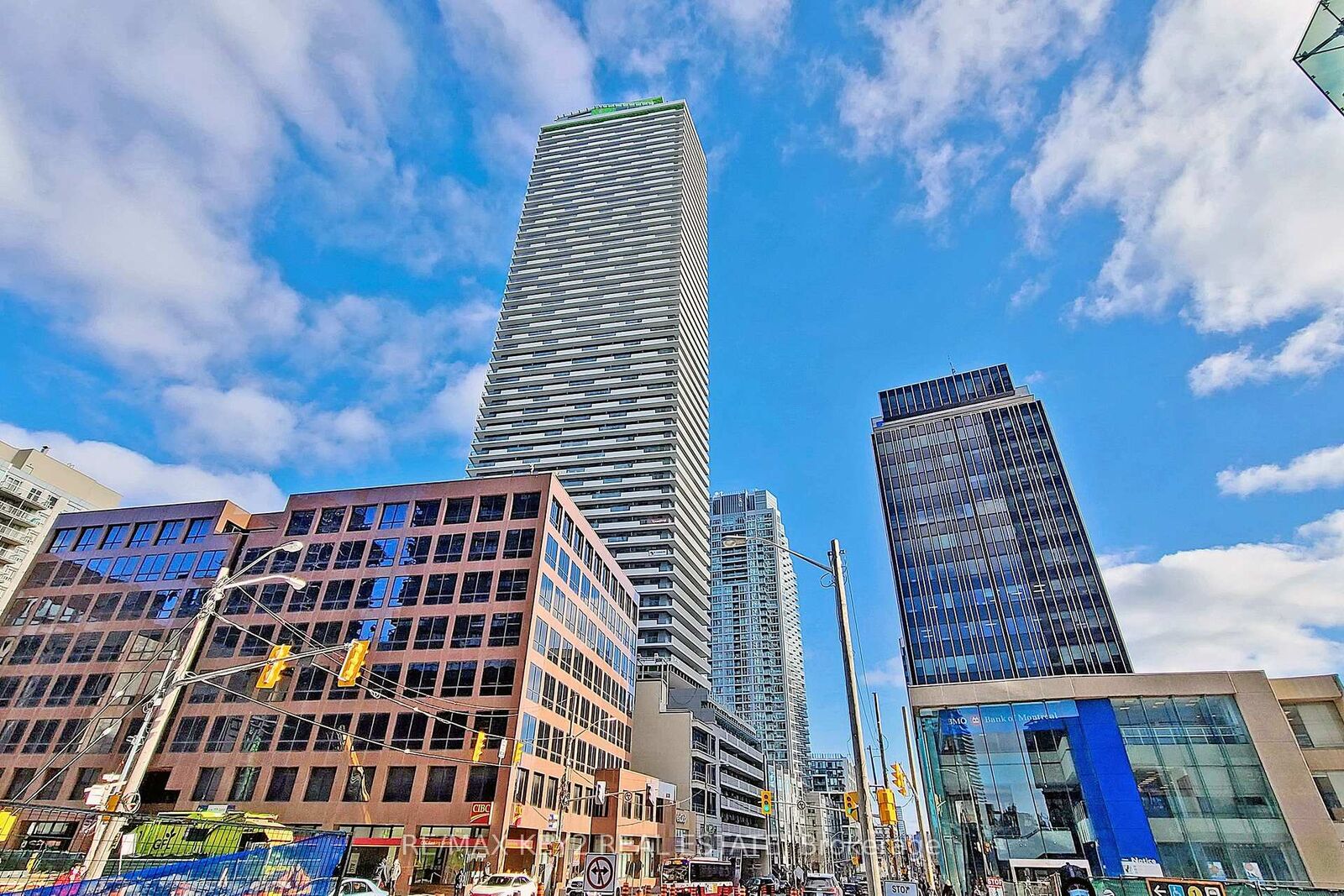 Property Photo:  2221 Yonge Street 4210  ON M4S 0B8 