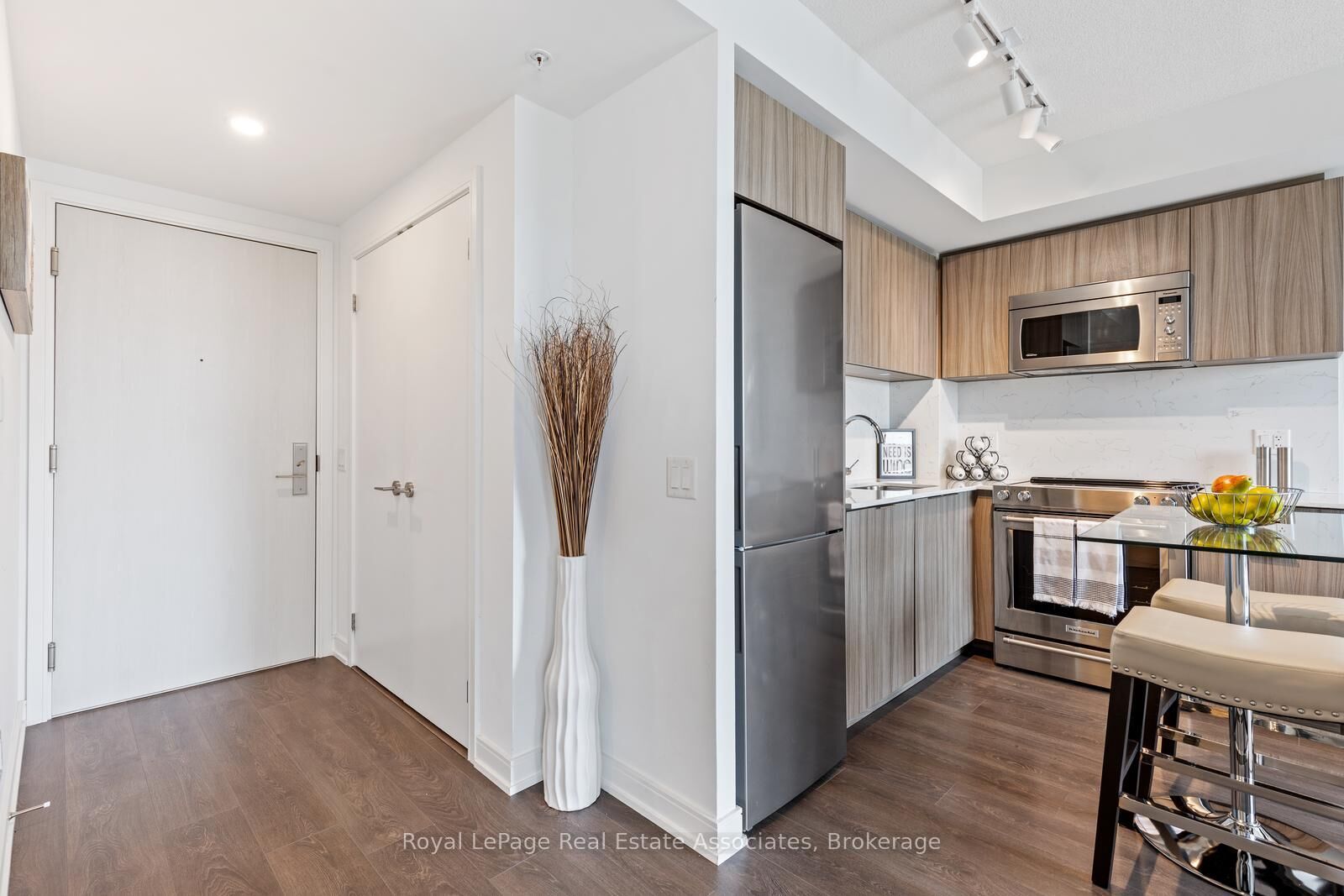 Property Photo:  30 Samuel Wood Way 1403  ON M9B 0C9 