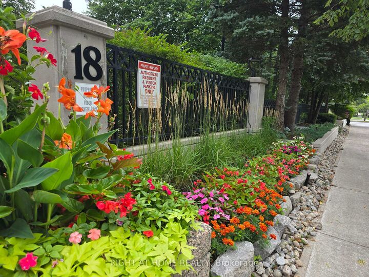 Property Photo:  18 Hillcrest Avenue 1705  ON M2N 6T5 