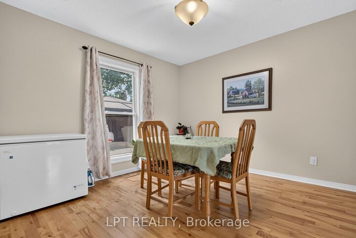 Photo de la propriété:  56 Victor Street  ON K2S 1H8 