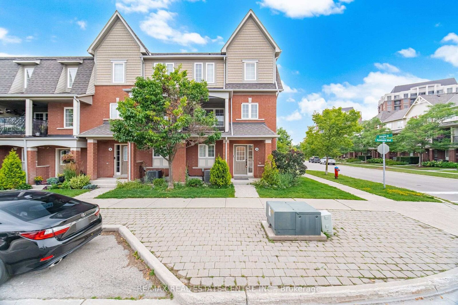 Property Photo: 2360 Parkhaven Boulevard 10 ON L6H 7S6