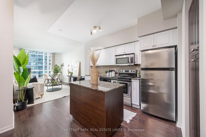Property Photo:  215 Fort York Boulevard 808  ON M5V 4A2 