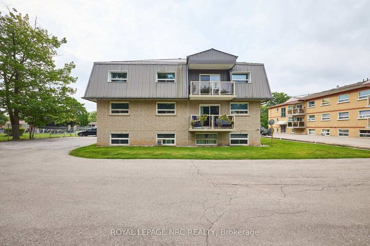 Property Photo:  90 Woodlawn Road 15  ON L3C 3J5 