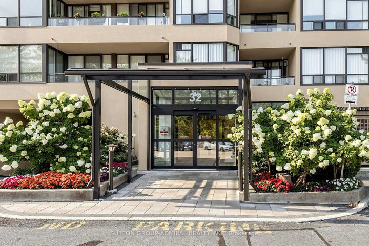 Property Photo:  32 Clarissa Drive 1516  ON L4C 9R7 