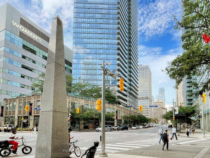 Property Photo: 832 Bay Street 905 ON M5S 1Z6