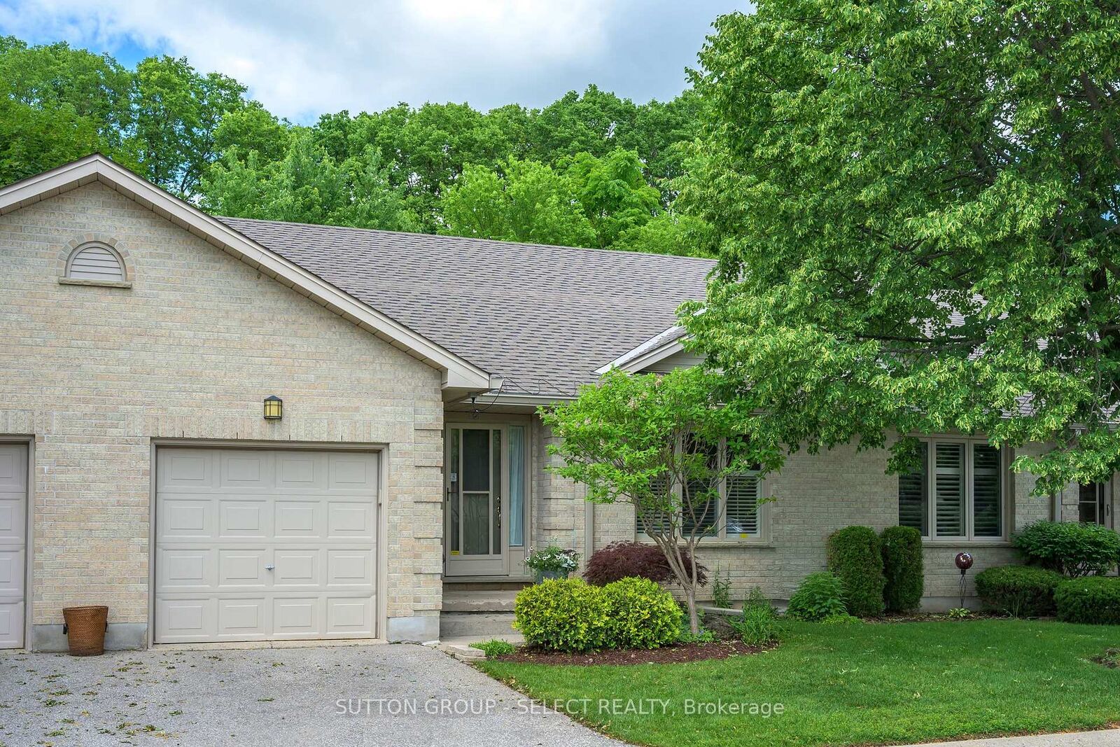 Property Photo: 99 Edgevalley Road 43 ON N5Y 5N1
