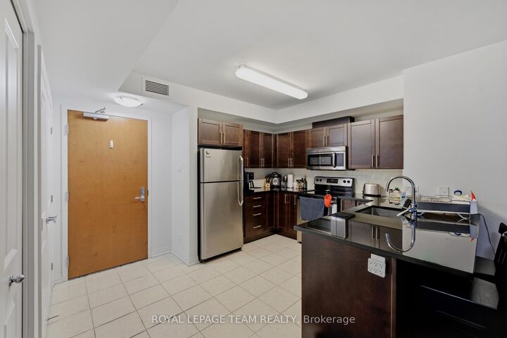 Property Photo: 242 Rideau Street 1002 ON K1N 0B7