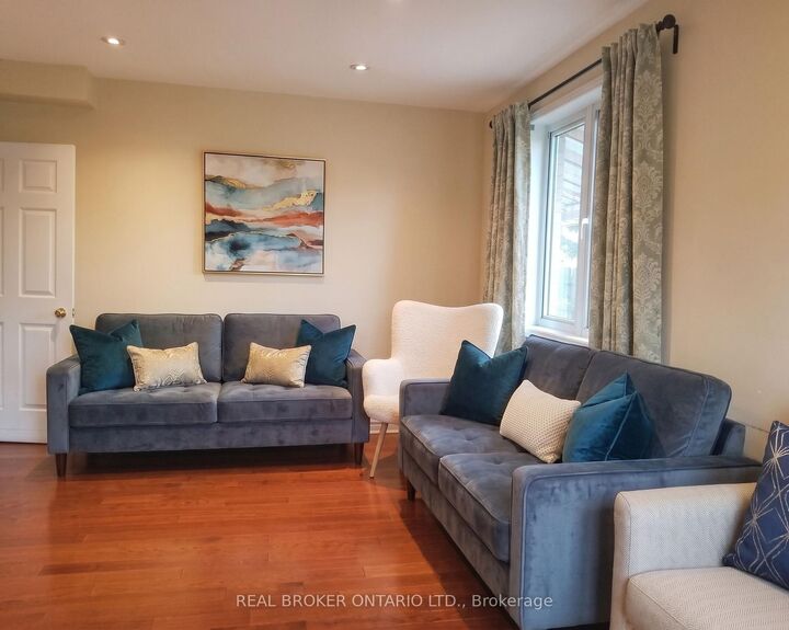 Photo de la propriété:  256 The Kingsway Road Side  ON M9A 3T5 