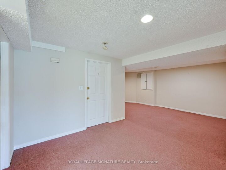 Property Photo: 556 Farwell Crescent Lower ON L5R 2A6