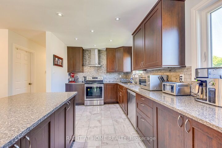 Property Photo: 4004 Midhurst Lane Main ON L4Z 1C7