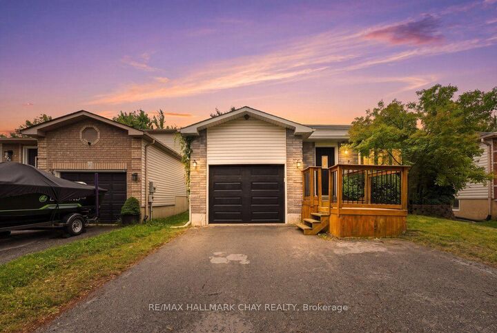26 Whitehorn Crescent — photo 1