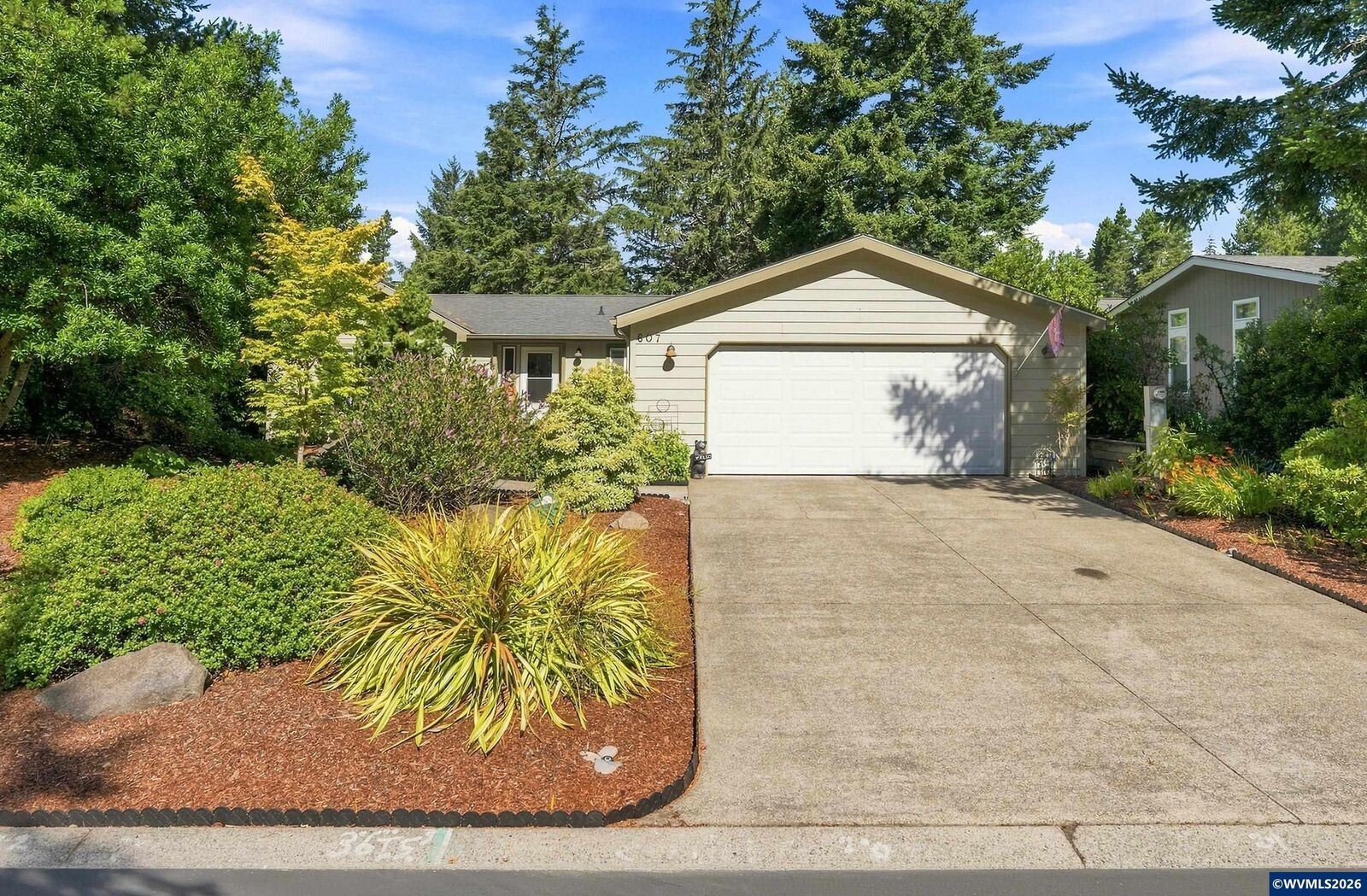 Property Photo:  607 Glenbrook Cir  OR 97439 