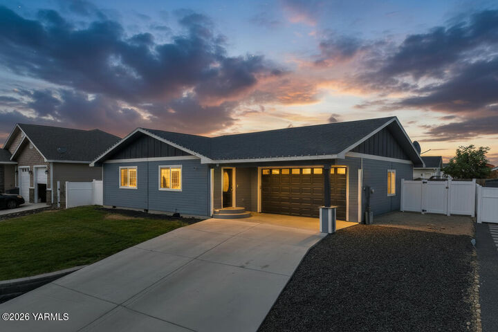 Property Photo:  609 Eagle Nest Dr  WA 98932 