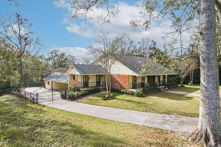 Property Photo: 6414 Highland Rd LA 70808