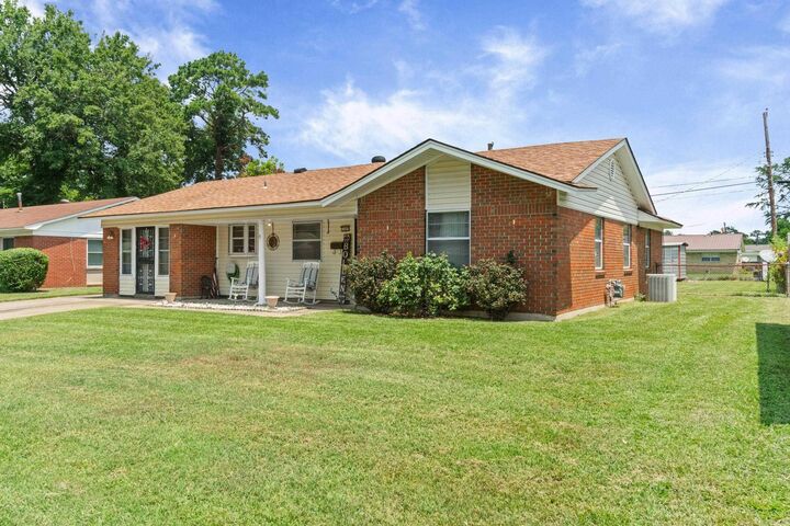 Property Photo:  1307 S Dakota St  AR 71601 