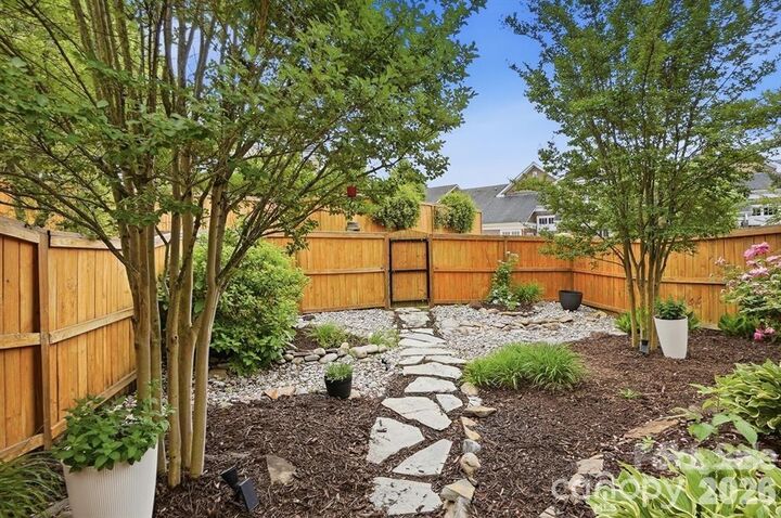Property Photo:  19512 Topgallant Drive  NC 28031 