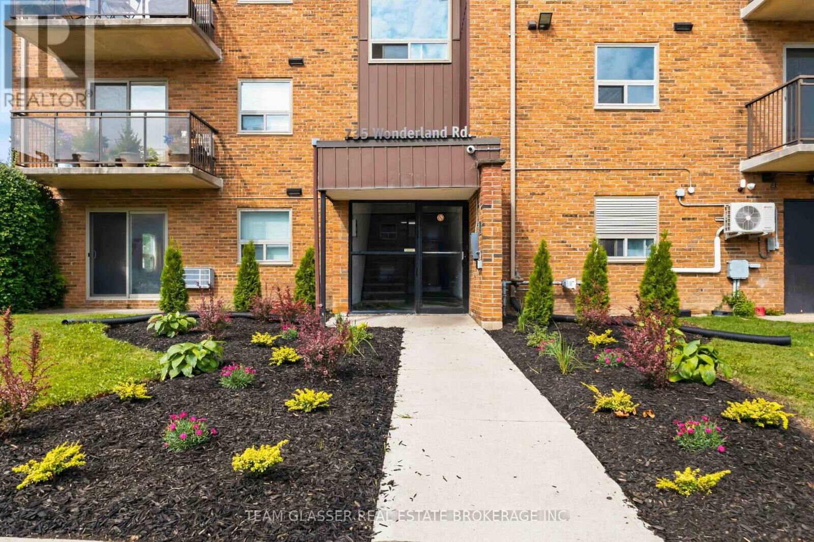 Property Photo: 735 Wonderland Road South 212 ON N6K 1M1
