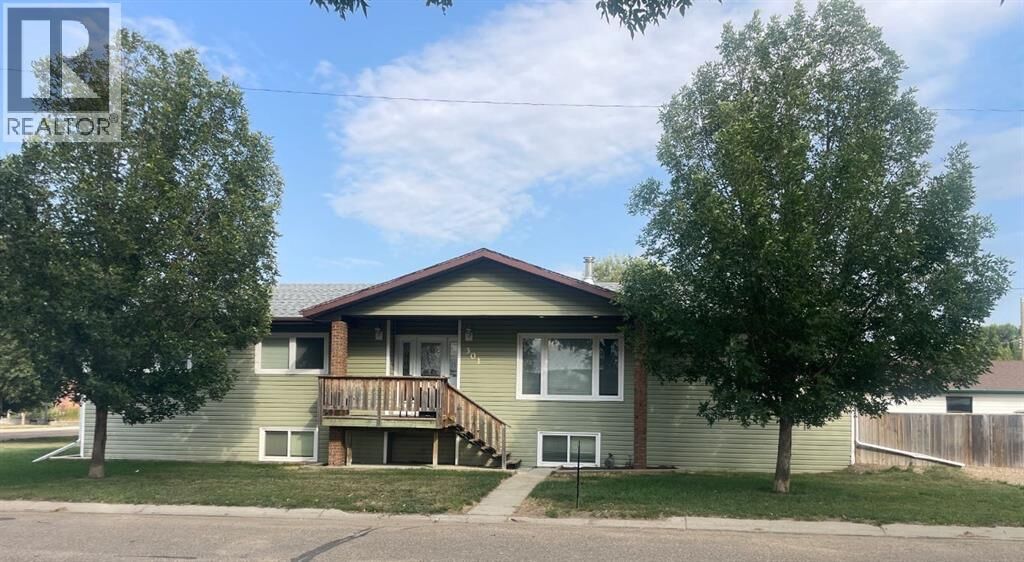 Property Photo:  301 4 Avenue  AB T0J 0B0 