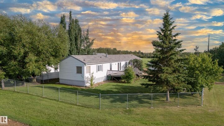 Property Photo: 121 Lindgren Street AB T0B 1M0