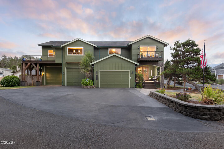 Property Photo: 424 Cliff Street OR 97341
