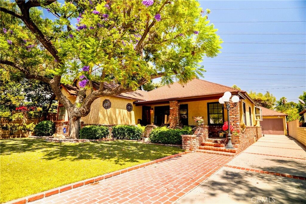 Property Photo:  1044 N Pass Ave  CA 91505 