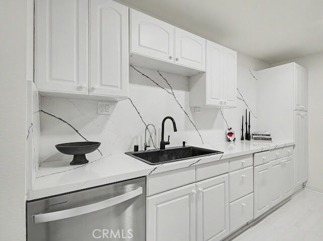 Property Photo:  23677 Park Capri 20  CA 91302 