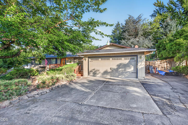 Property Photo: 1537 Moon Terrace OR 97504