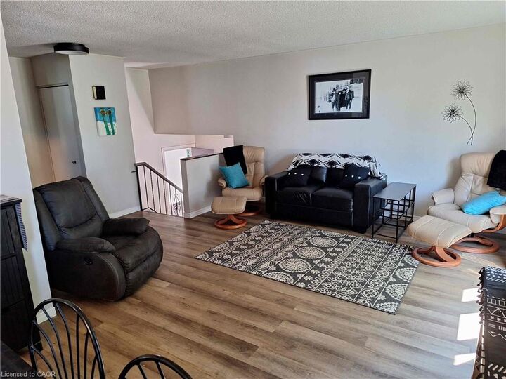 Property Photo:  48 Crestlynn Crescent  ON N3Y 4X3 