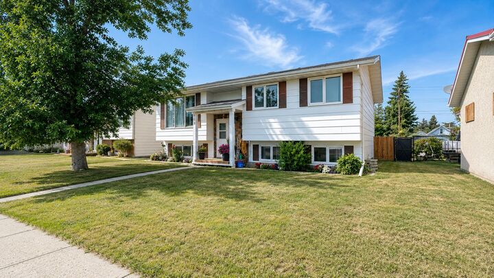 Property Photo:  308 4th Ave W  AB T0J 1P0 