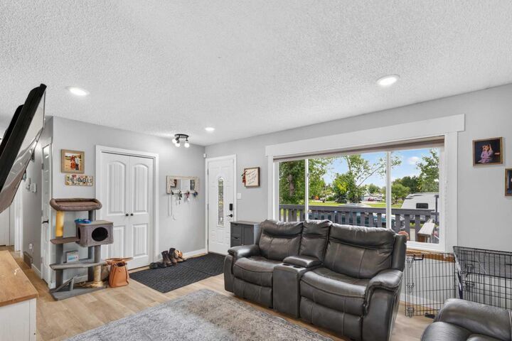 Property Photo: 9922 83 Avenue AB T8V 3T5