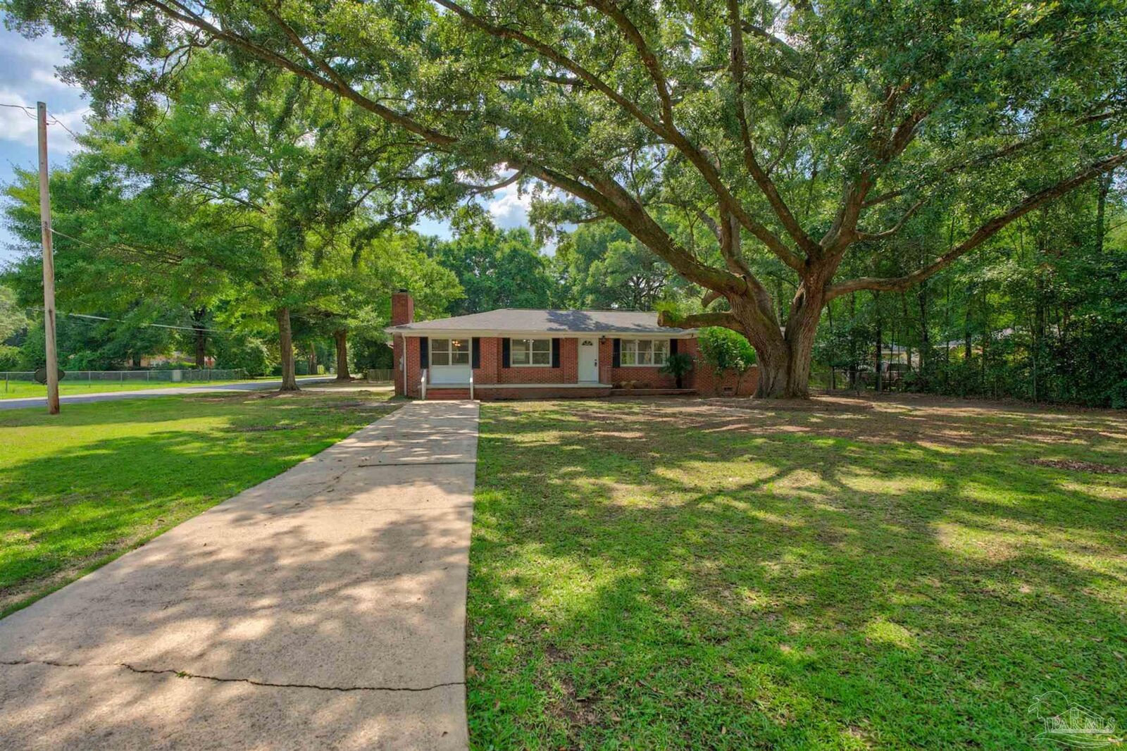 Property Photo:  6425 Aspen Ave  FL 32570 