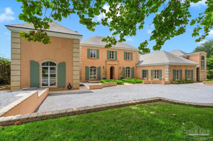 Property Photo:  1725 E La Rua St  FL 32501 