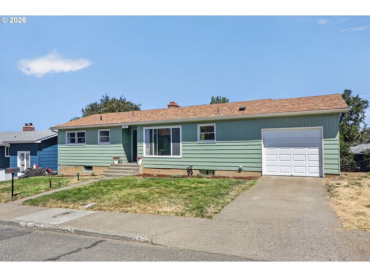 Property Photo:  727 E 19th St  OR 97058 