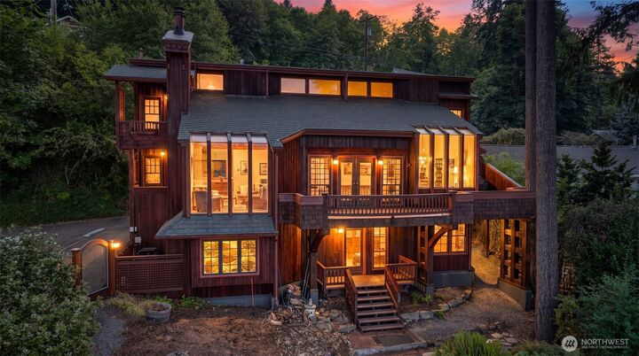 Property Photo: 2305 E Lake Sammamish Place SE WA 98075