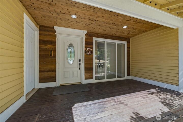 Property Photo: 15644 SE 42nd Court WA 98006