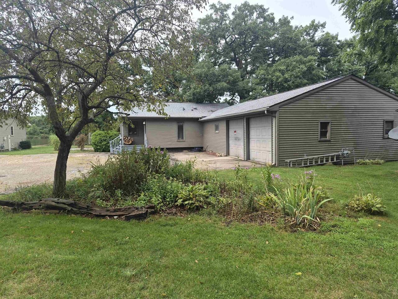 Property Photo:  19 E Auburn Drive  WI 53511 