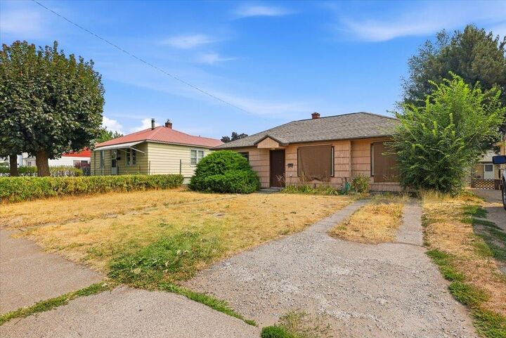 Property Photo:  1828 N Nelson St  WA 99207 