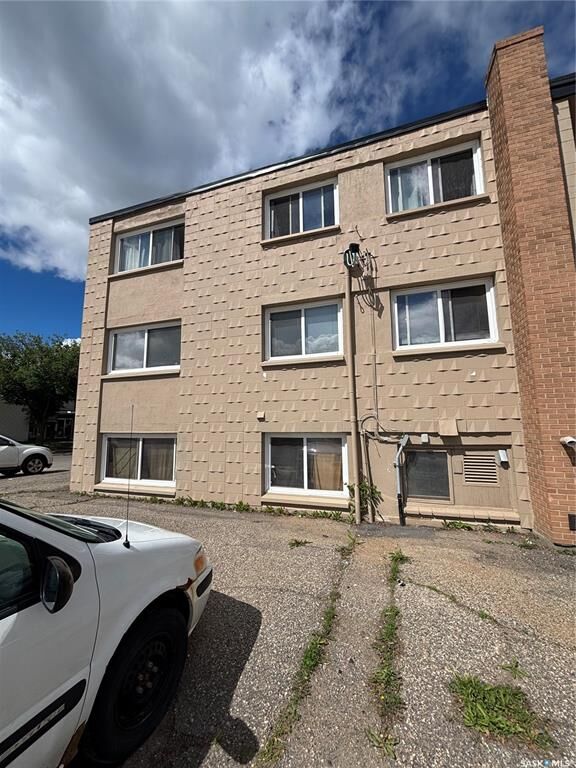 Property Photo: 2620 5th Avenue N 1 SK S4R 5E5