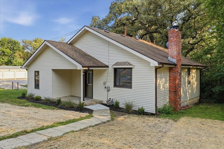 Property Photo: 702 S 15th Street NE 68410