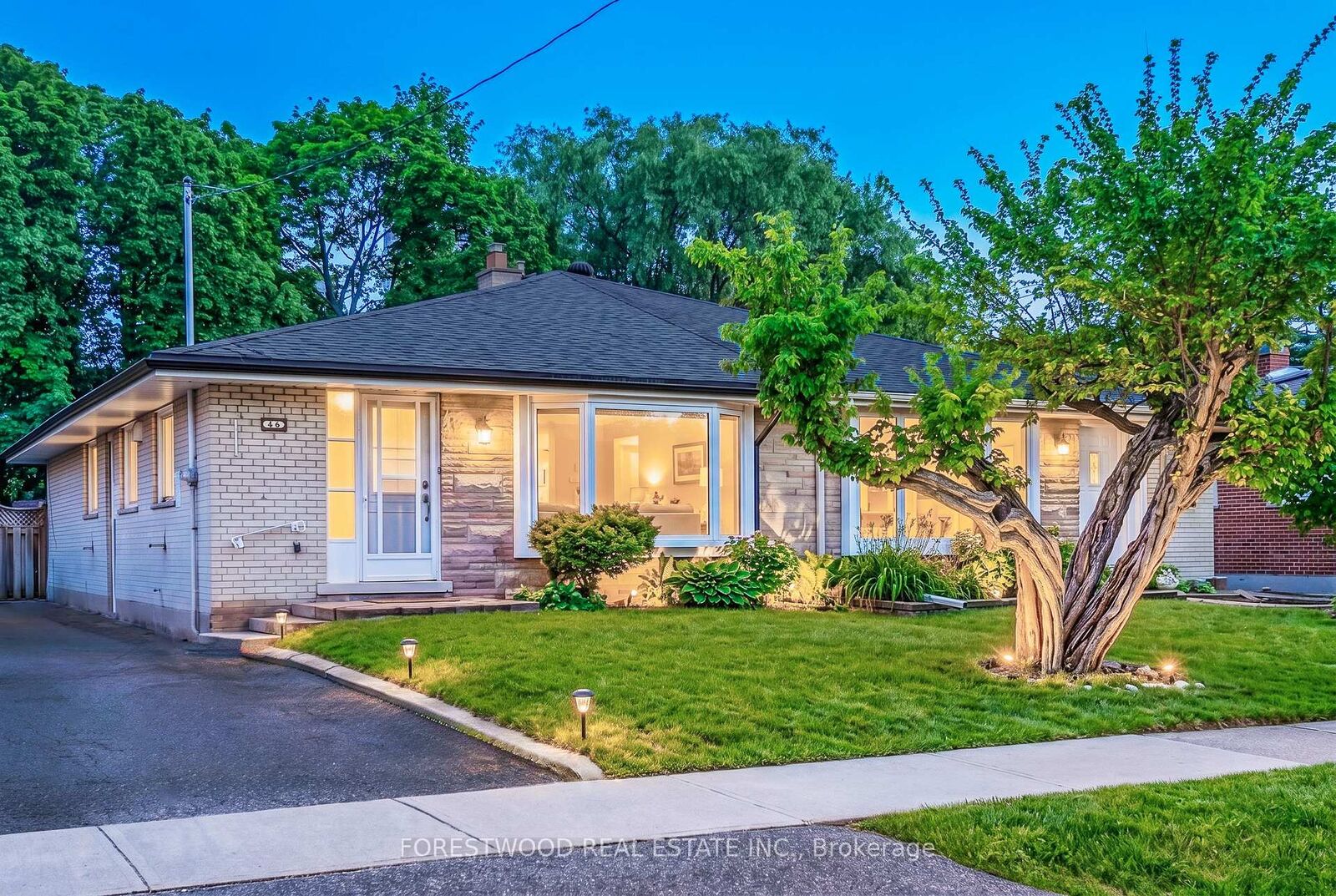 Photo de la propriété: 22 Lormar Drive ON M9B 4V7