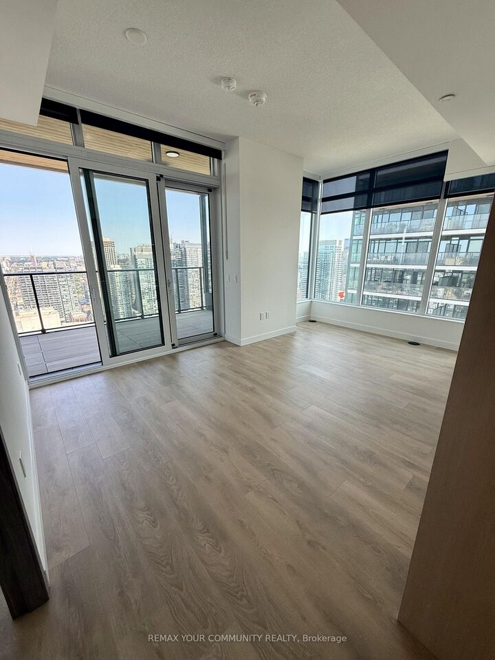 Property Photo: 3 Concord Cityplace Way 5105 ON M5V 0X4