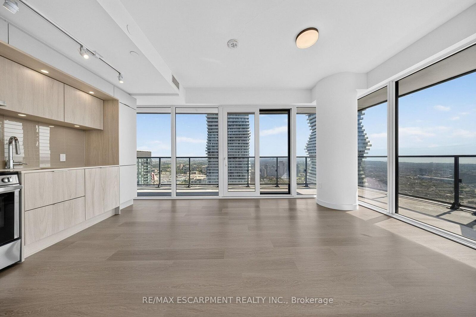Property Photo: 448 Burnhamthorpe Road W 4908 ON L5B 0R4