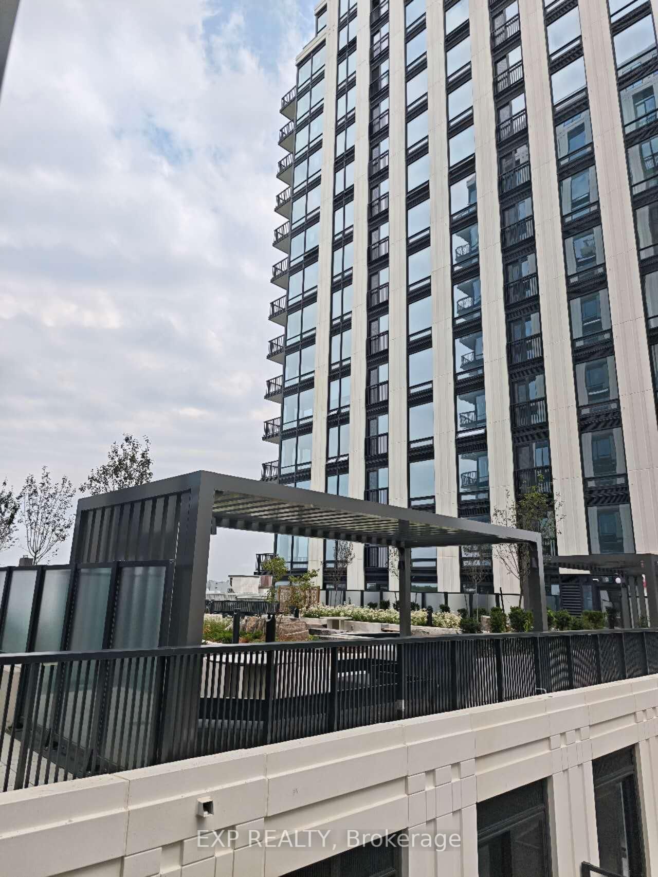 Property Photo: 91 Montclair Avenue 902 ON M5P 0B1