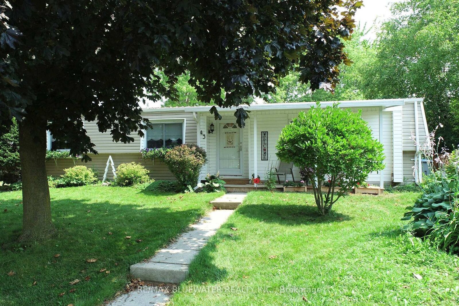 Property Photo: 43 St Andrews Place ON N0M 1T0