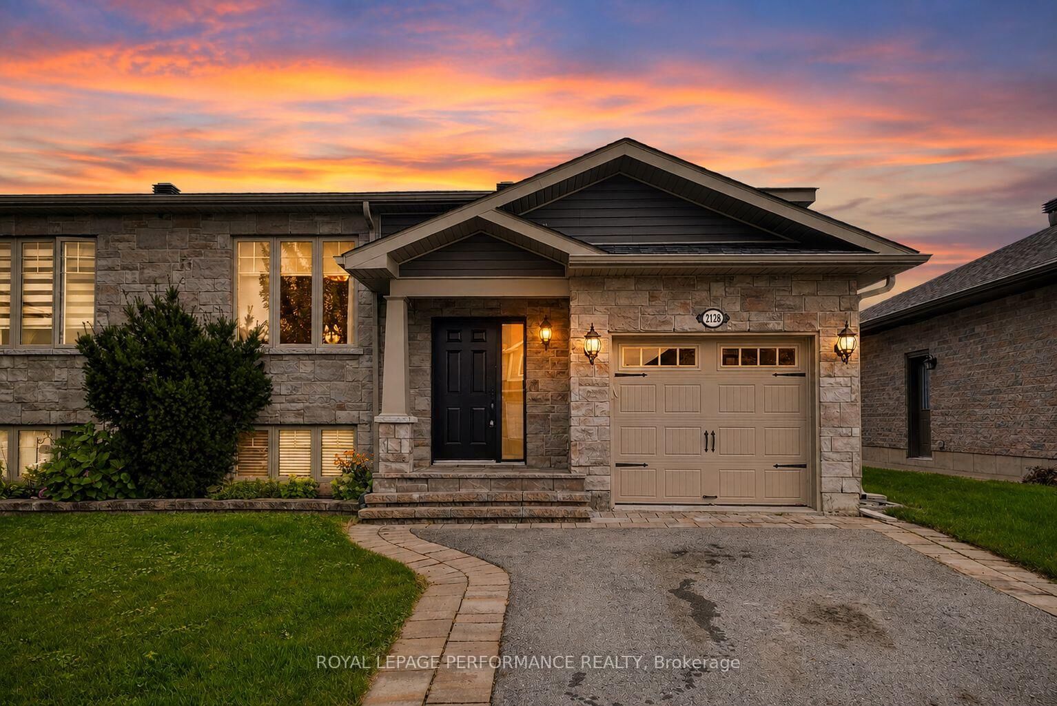 Photo de la propriété: 2128 Tremblay Avenue ON K6H 0A8
