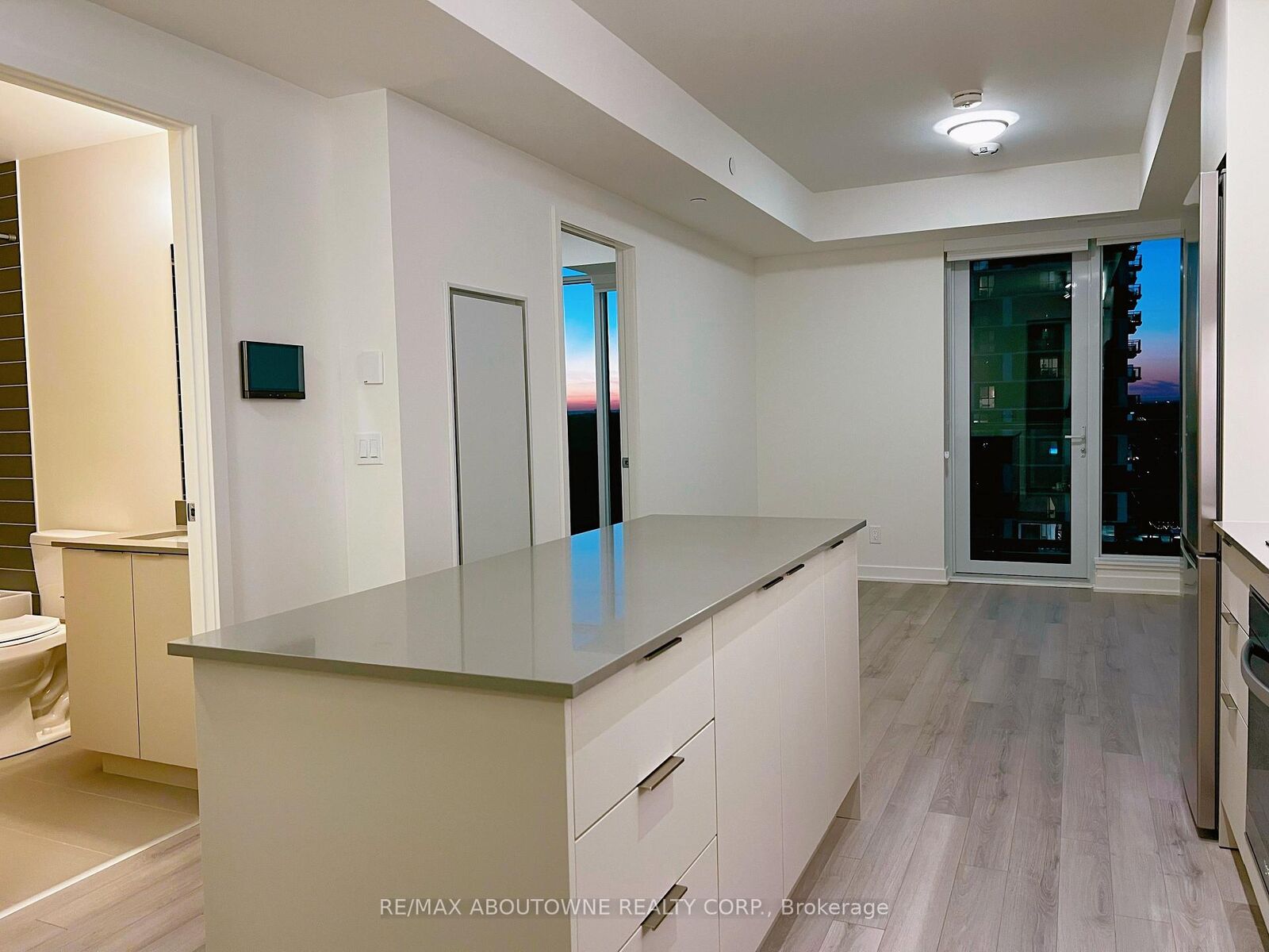 Property Photo:  3079 Trafalgar Road 1405  ON L6H 8C5 