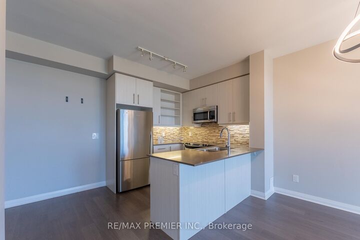 Property Photo:  55 Oneida Crescent 1401  ON L4B 4T9 